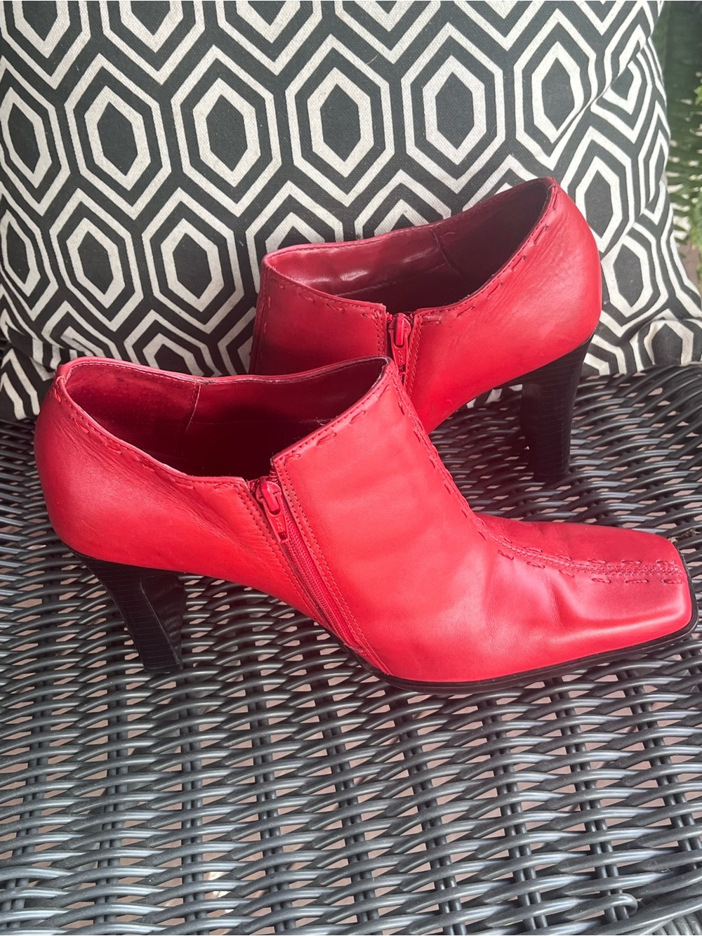 Bruno Valenti Red Leather Mid-Heel Zip Ankle Booties size 8.5